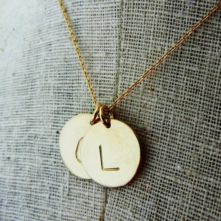 COLLAR CON 2 INICIALES GRABADOS